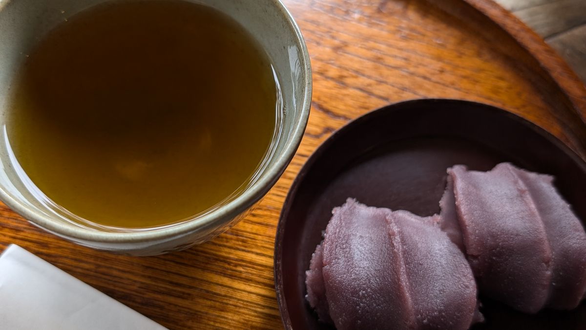 五十鈴川を眺めながらいただく赤福