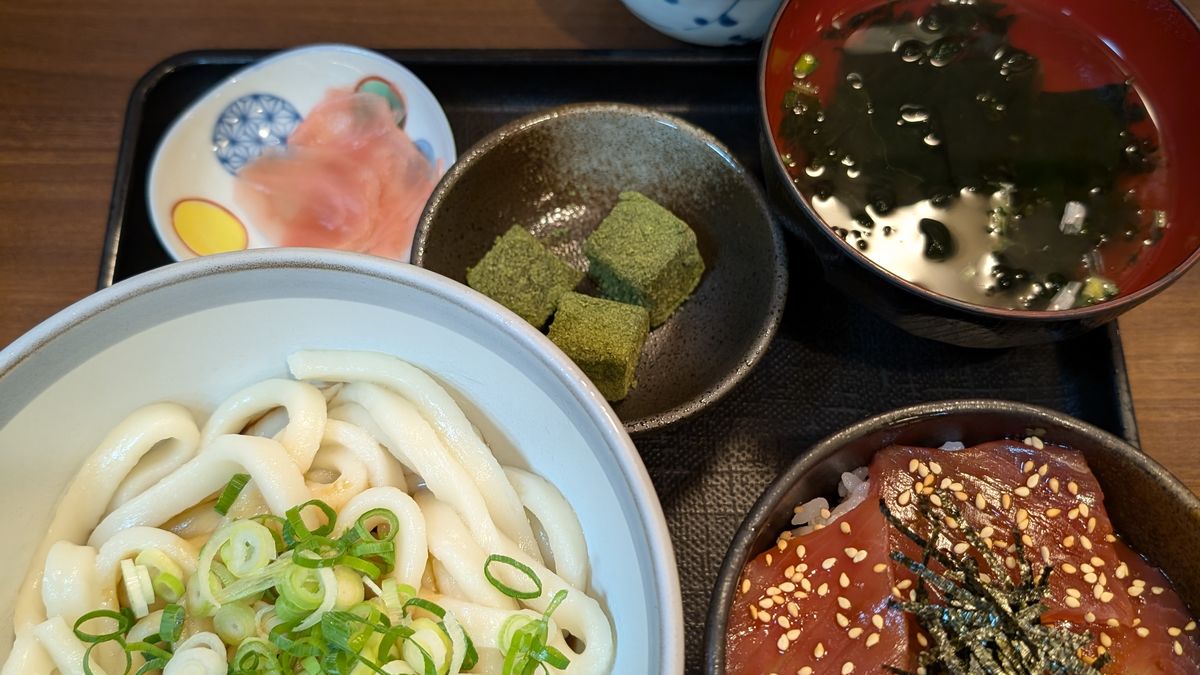 わらじやのてこね寿司と伊勢うどんセット